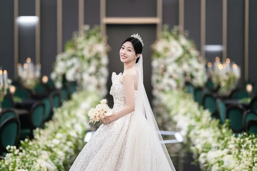 화이트 플라워로드 위, 부케 들고 환하게 웃는 신부 정면 전신컷